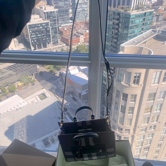 Burberry check and leather Freya Tote Bag - brand new tags still on - Picture 2 of 9